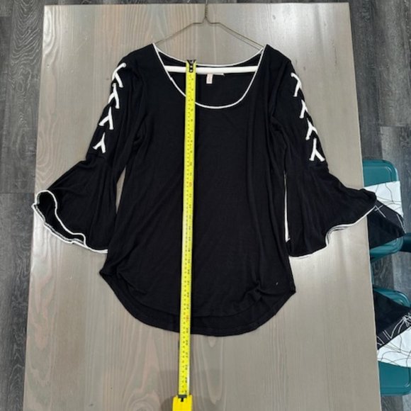 Black & White Top Flared Sleeves - Picture 7 of 7